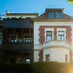 Doppelhaus- Villa Leipzig Schleussig , Moderner Altbau Apartment Dachetage Mit 2 Schlafzimmern Und Separatem Zusatzzimmer , Parkplatz - Balkon - Kamin - Eicheparkett - Arbeitsplatz