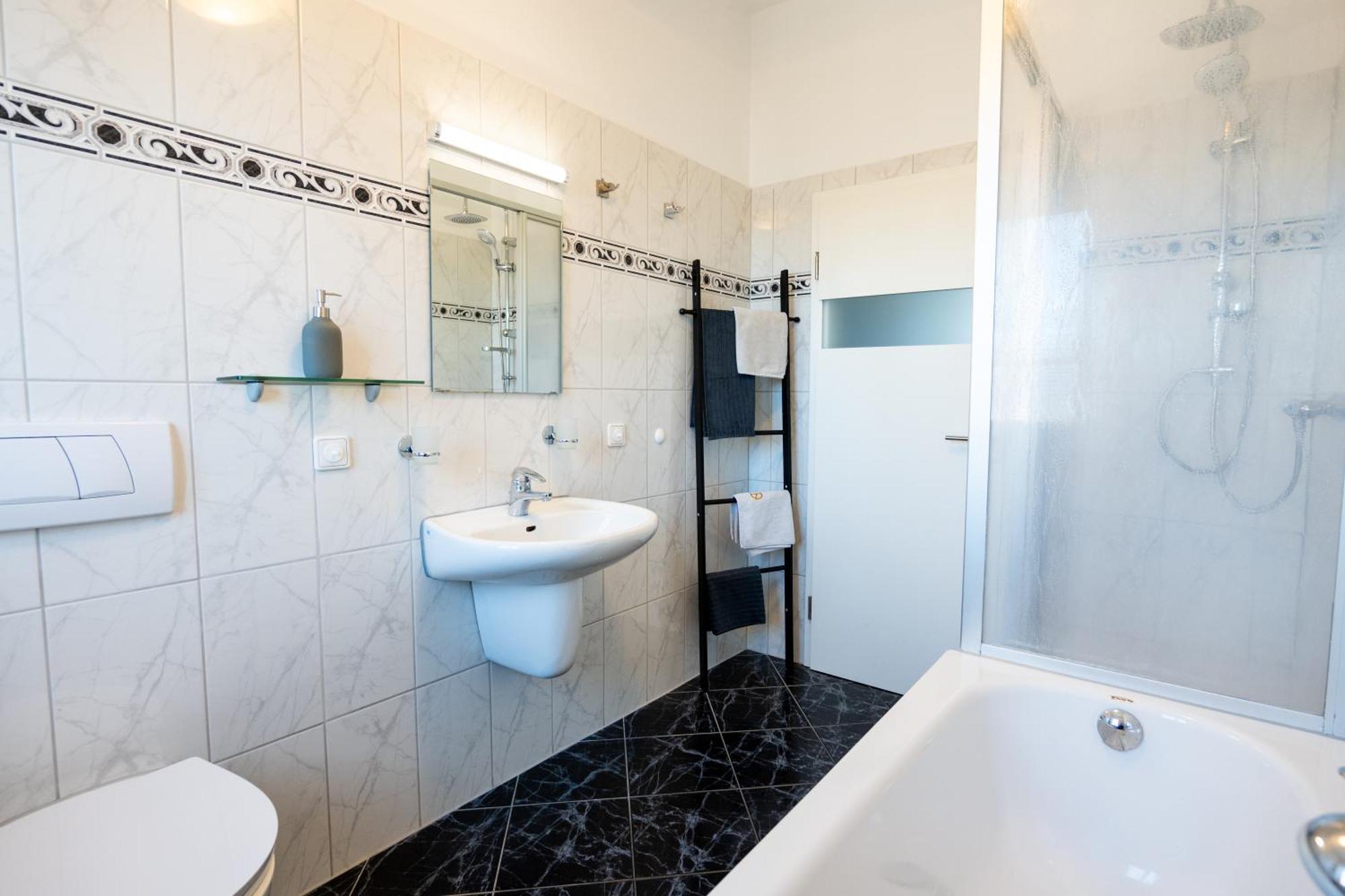 Apartment Doppelhaus- Schleussig , Moderner Altbau Dachetage Mit 2 Schlafzimmern Und Separatem Zusatzzimmer , Parkplatz - Balkon - Kamin - Eicheparkett - Arbeitsplatz