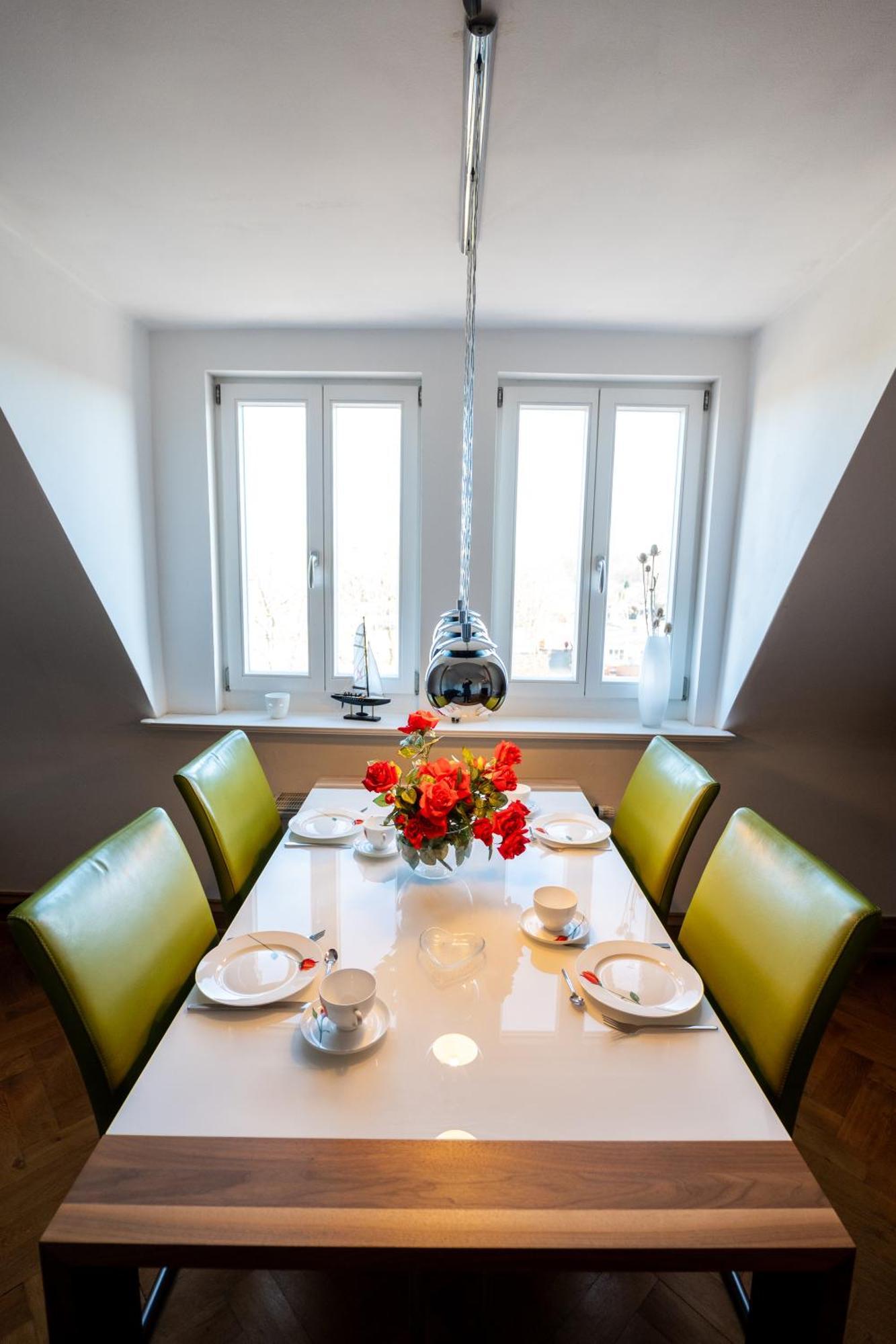 Doppelhaus- Schleussig , Moderner Altbau Dachetage Mit 2 Schlafzimmern Und Separatem Zusatzzimmer , Parkplatz - Balkon - Kamin - Eicheparkett - Arbeitsplatz Apartment *