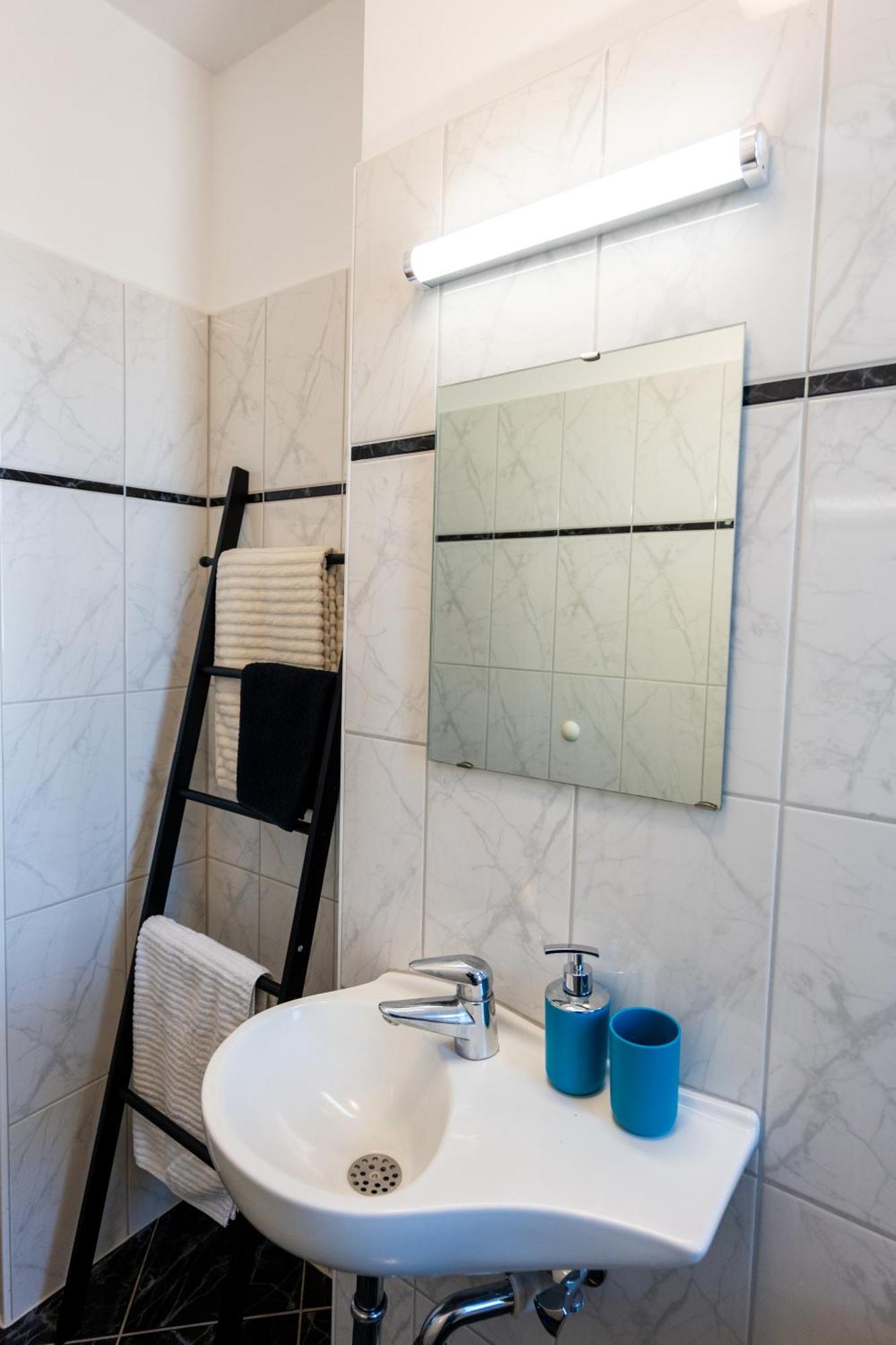 Apartment Doppelhaus- Schleussig , Moderner Altbau Dachetage Mit 2 Schlafzimmern Und Separatem Zusatzzimmer , Parkplatz - Balkon - Kamin - Eicheparkett - Arbeitsplatz