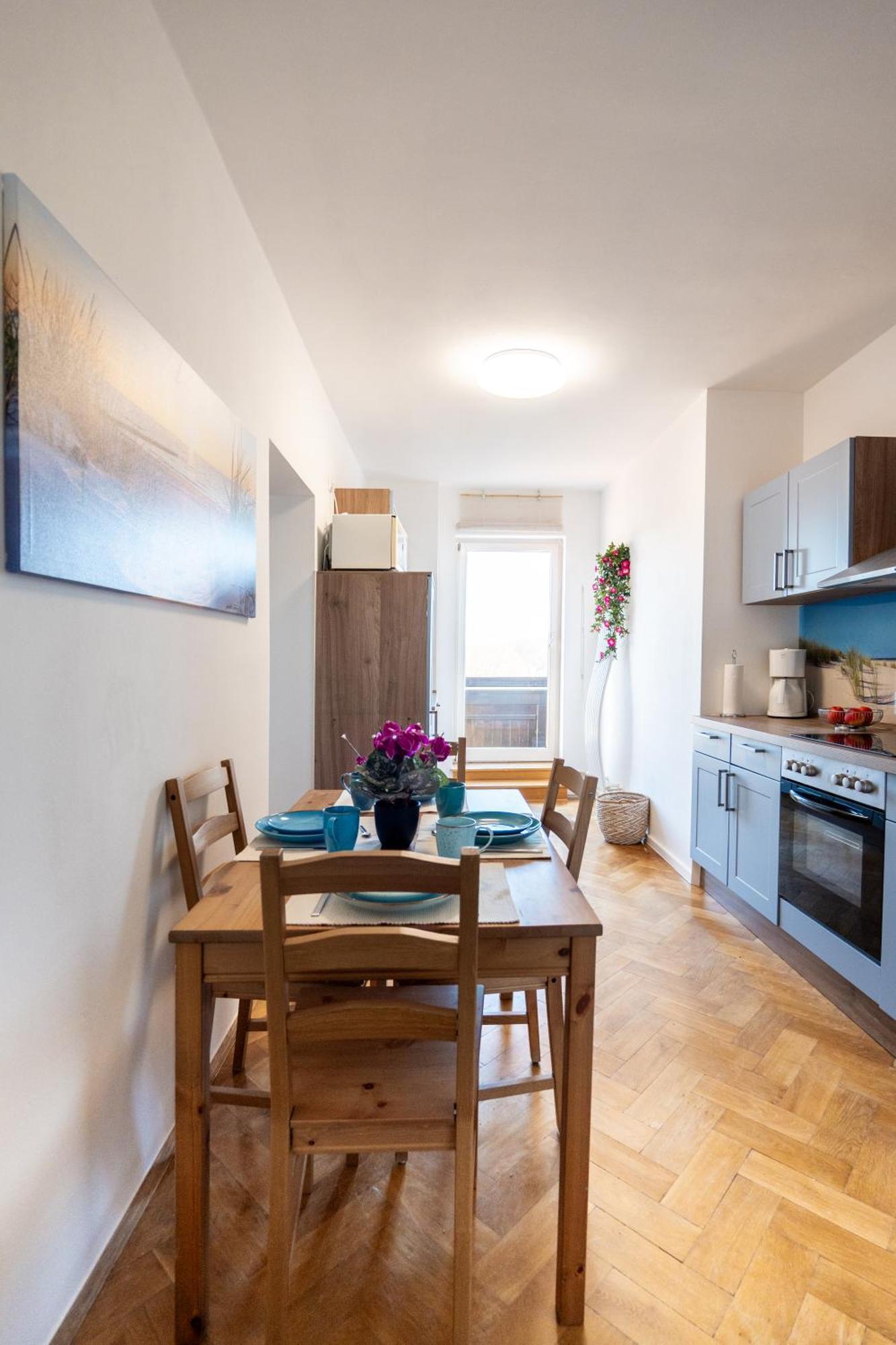 Doppelhaus- Schleussig , Moderner Altbau Dachetage Mit 2 Schlafzimmern Und Separatem Zusatzzimmer , Parkplatz - Balkon - Kamin - Eicheparkett - Arbeitsplatz Leipzig