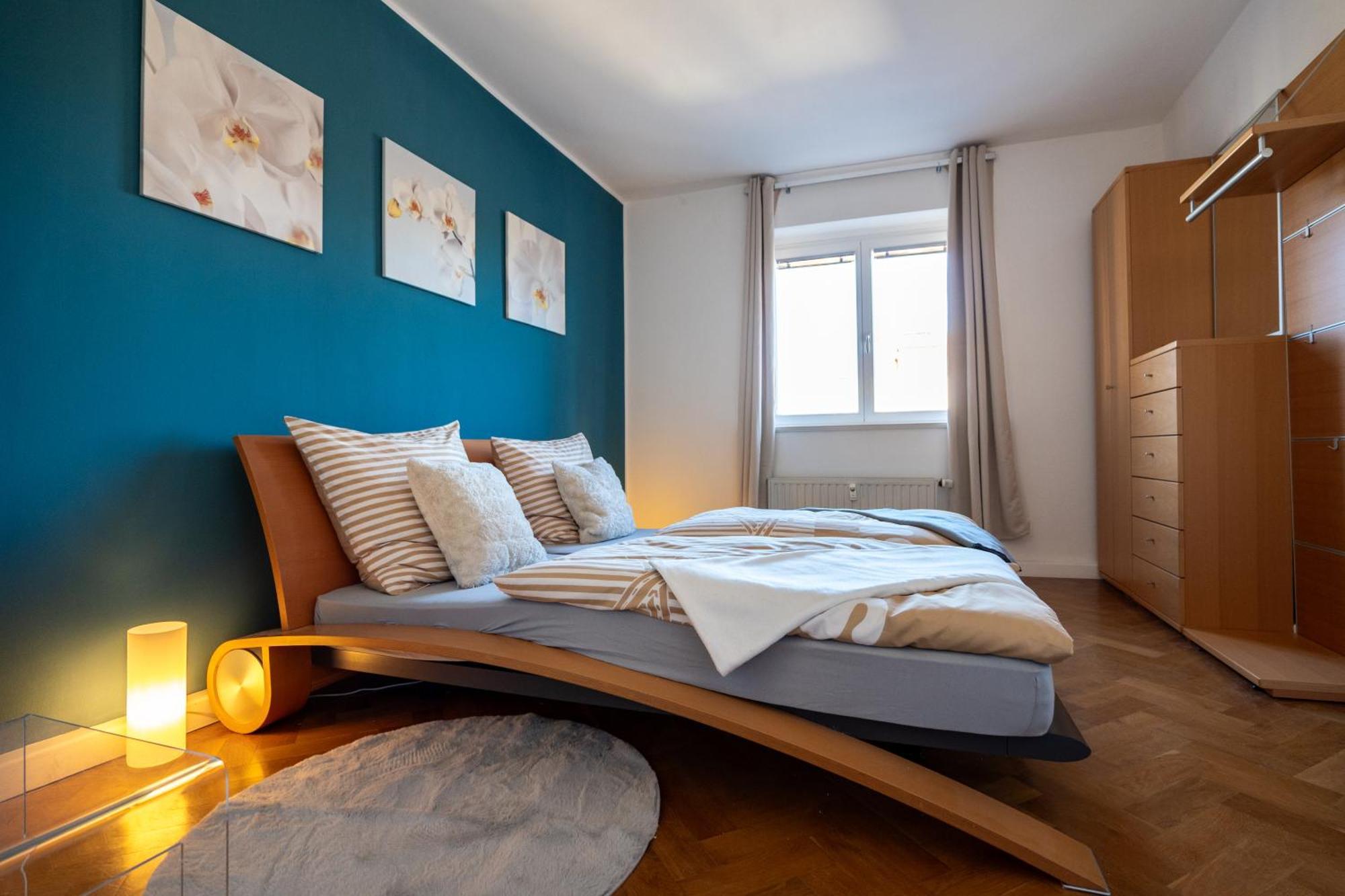Doppelhaus- Schleussig , Moderner Altbau Dachetage Mit 2 Schlafzimmern Und Separatem Zusatzzimmer , Parkplatz - Balkon - Kamin - Eicheparkett - Arbeitsplatz Leipzig