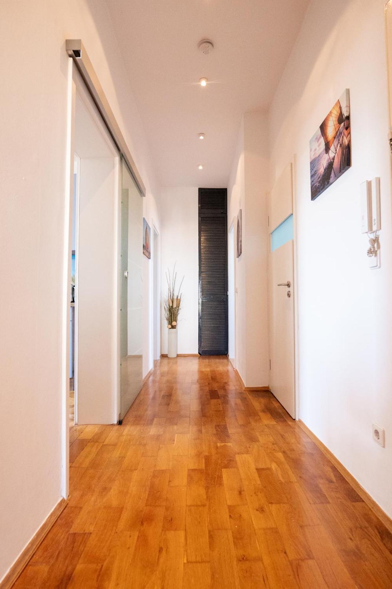 Doppelhaus- Schleussig , Moderner Altbau Dachetage Mit 2 Schlafzimmern Und Separatem Zusatzzimmer , Parkplatz - Balkon - Kamin - Eicheparkett - Arbeitsplatz Apartment *