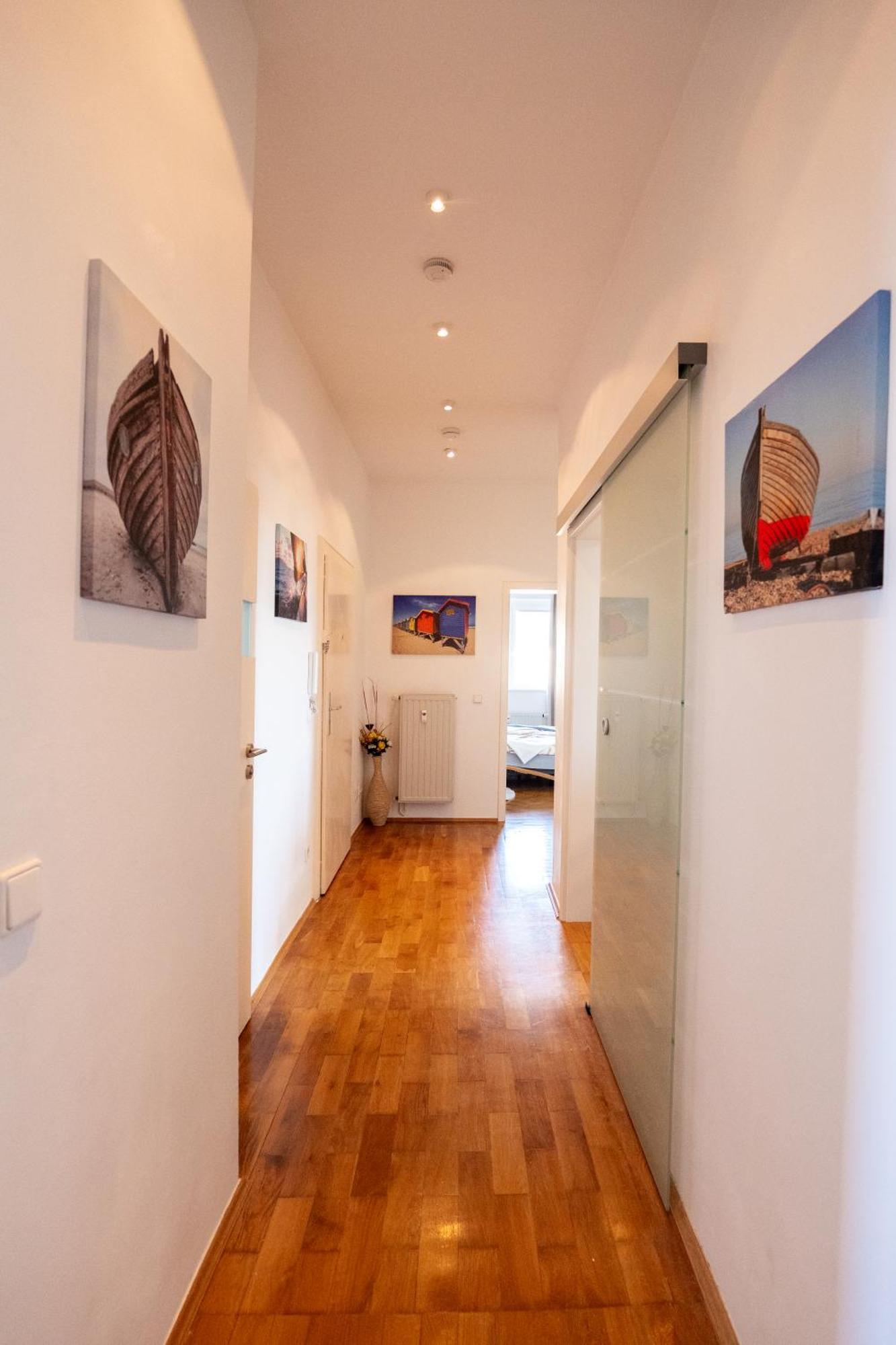Doppelhaus- Schleussig , Moderner Altbau Dachetage Mit 2 Schlafzimmern Und Separatem Zusatzzimmer , Parkplatz - Balkon - Kamin - Eicheparkett - Arbeitsplatz *