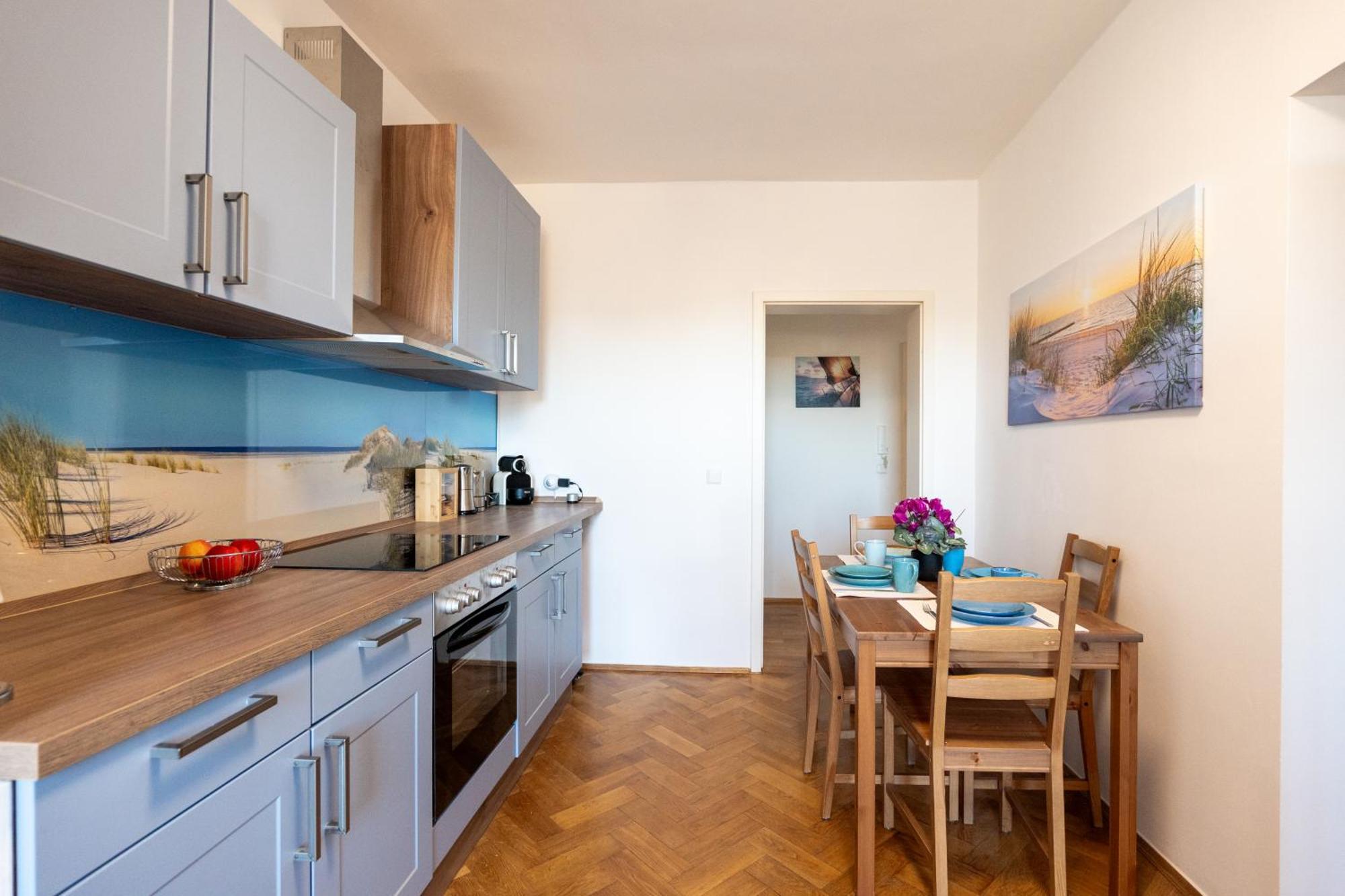 Doppelhaus- Schleussig , Moderner Altbau Dachetage Mit 2 Schlafzimmern Und Separatem Zusatzzimmer , Parkplatz - Balkon - Kamin - Eicheparkett - Arbeitsplatz * Leipzig