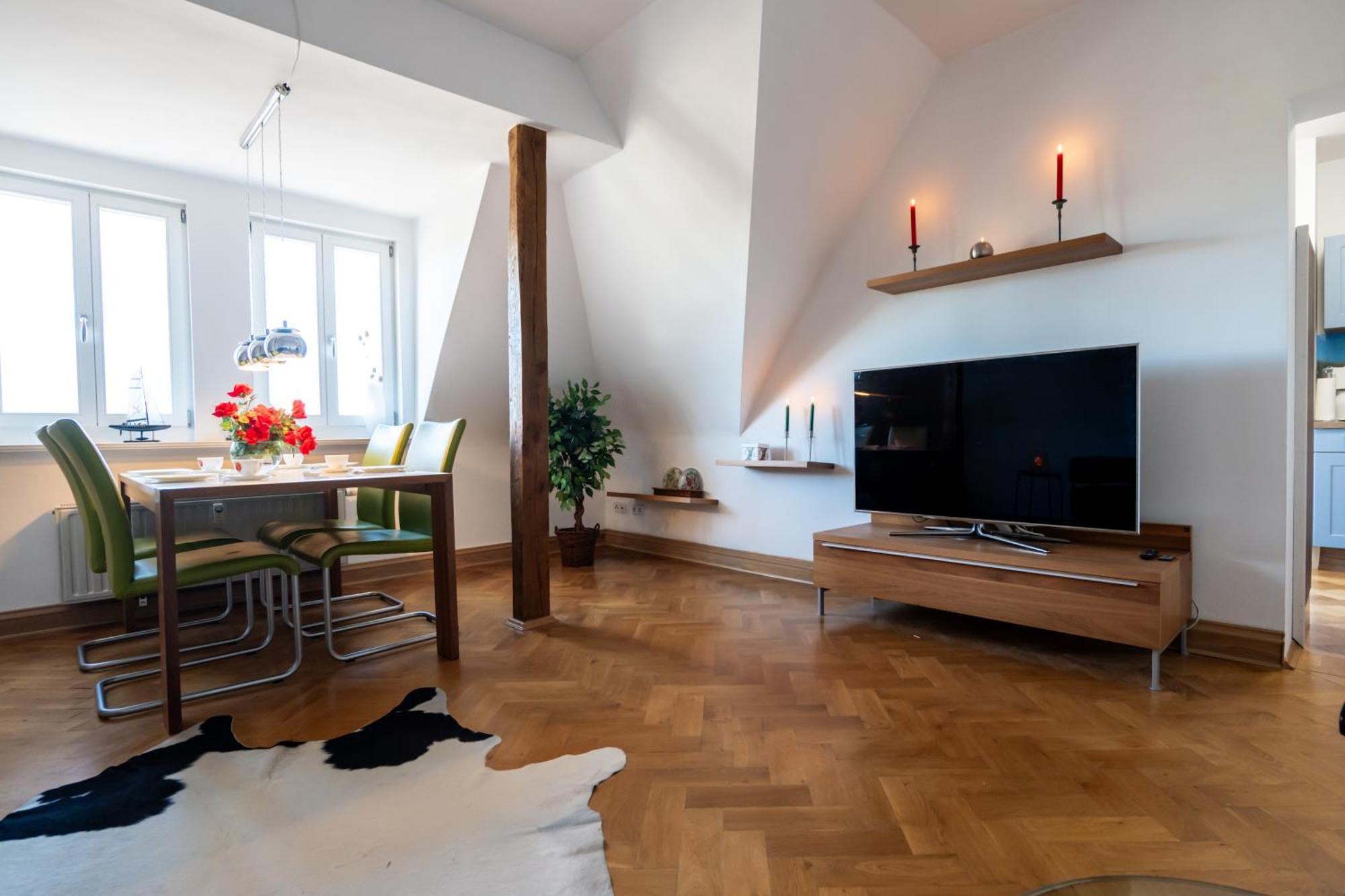 Doppelhaus- Schleussig , Moderner Altbau Dachetage Mit 2 Schlafzimmern Und Separatem Zusatzzimmer , Parkplatz - Balkon - Kamin - Eicheparkett - Arbeitsplatz Apartment