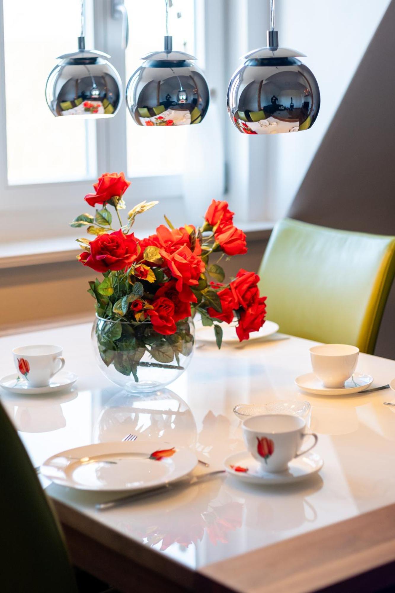 Apartment Doppelhaus- Schleussig , Moderner Altbau Dachetage Mit 2 Schlafzimmern Und Separatem Zusatzzimmer , Parkplatz - Balkon - Kamin - Eicheparkett - Arbeitsplatz