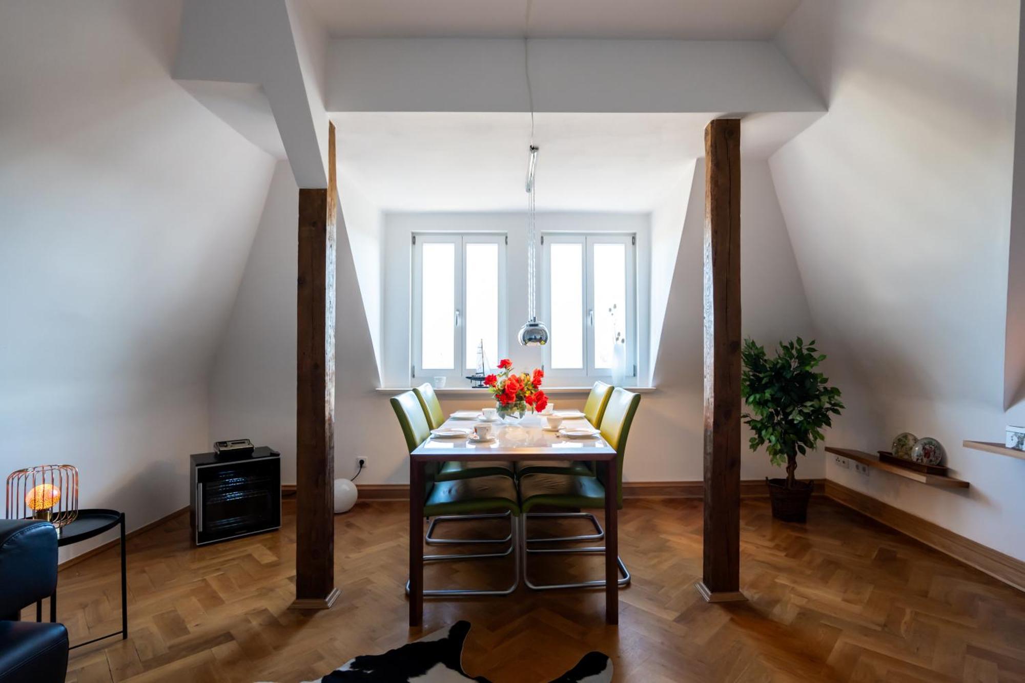 Doppelhaus- Schleussig , Moderner Altbau Dachetage Mit 2 Schlafzimmern Und Separatem Zusatzzimmer , Parkplatz - Balkon - Kamin - Eicheparkett - Arbeitsplatz Leipzig