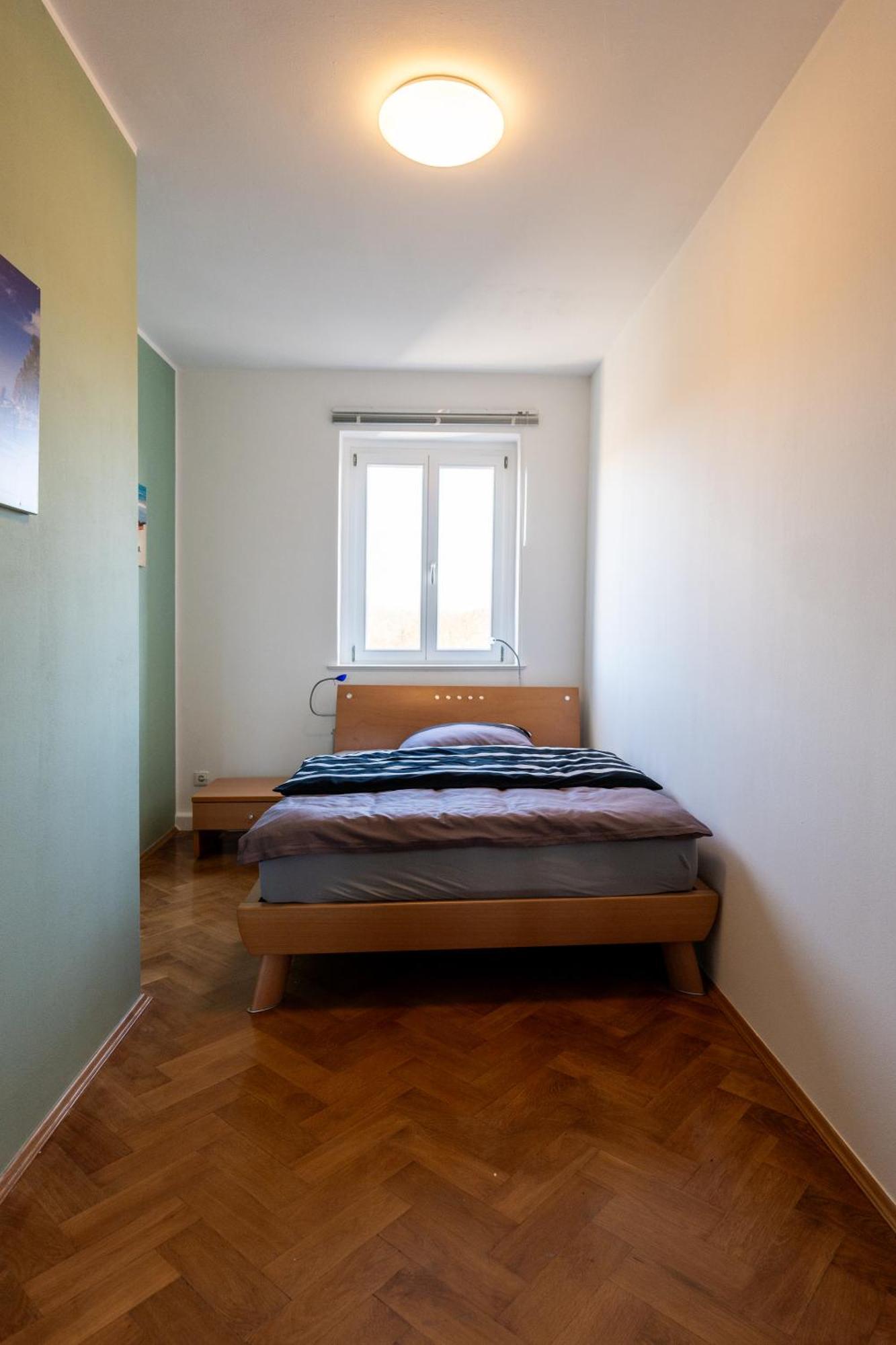Doppelhaus- Schleussig , Moderner Altbau Dachetage Mit 2 Schlafzimmern Und Separatem Zusatzzimmer , Parkplatz - Balkon - Kamin - Eicheparkett - Arbeitsplatz Apartment *