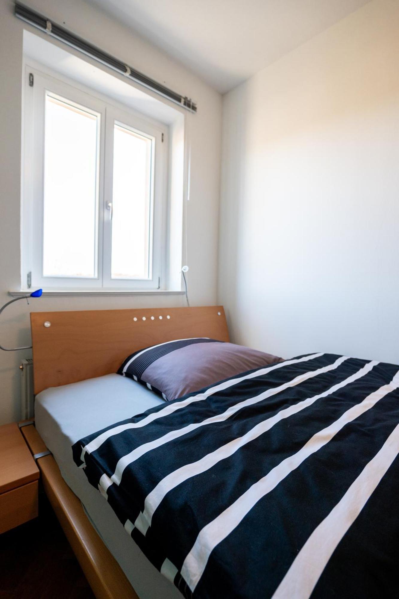 Doppelhaus- Schleussig , Moderner Altbau Dachetage Mit 2 Schlafzimmern Und Separatem Zusatzzimmer , Parkplatz - Balkon - Kamin - Eicheparkett - Arbeitsplatz Apartment