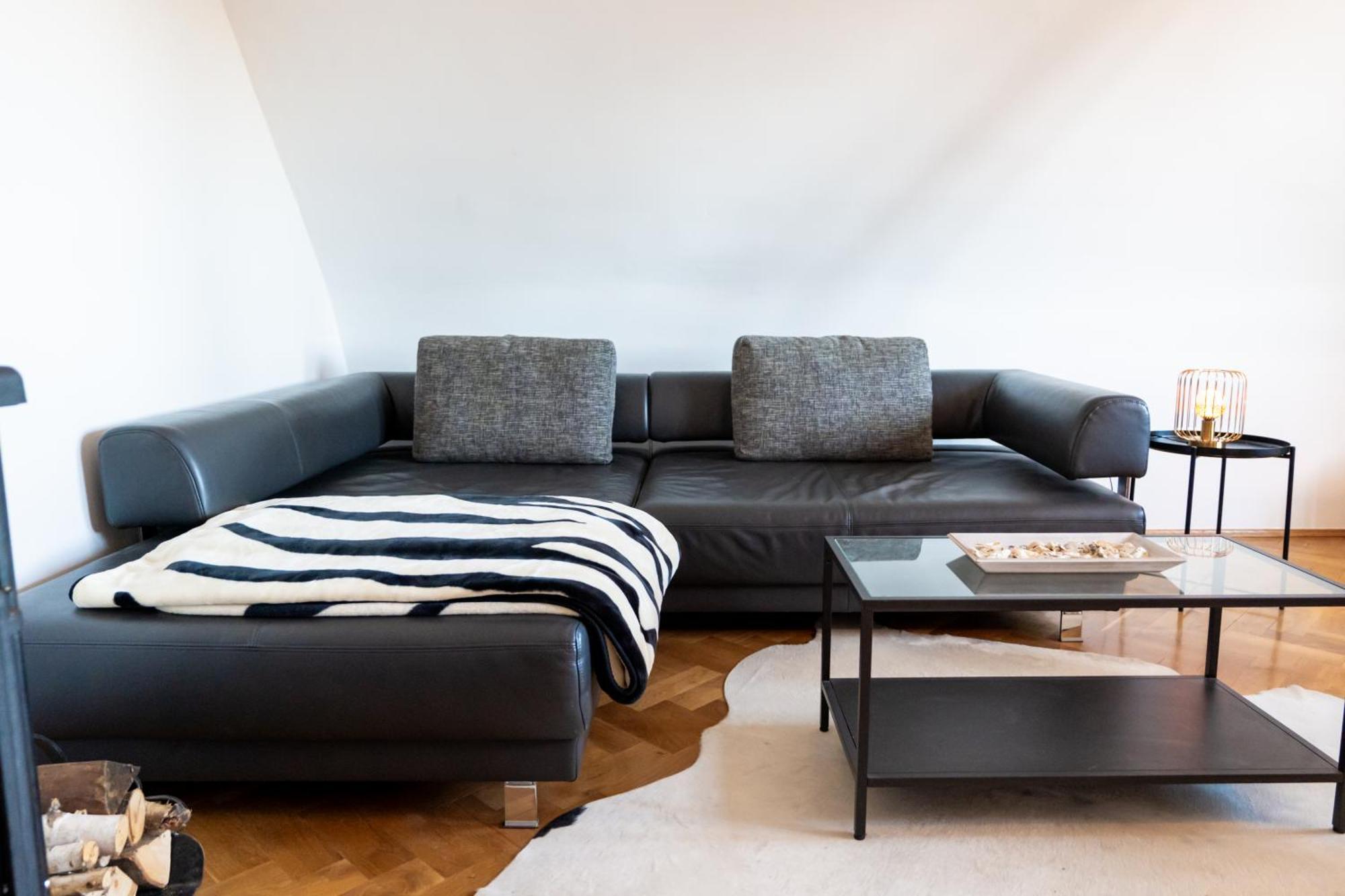 Apartment Doppelhaus- Schleussig , Moderner Altbau Dachetage Mit 2 Schlafzimmern Und Separatem Zusatzzimmer , Parkplatz - Balkon - Kamin - Eicheparkett - Arbeitsplatz