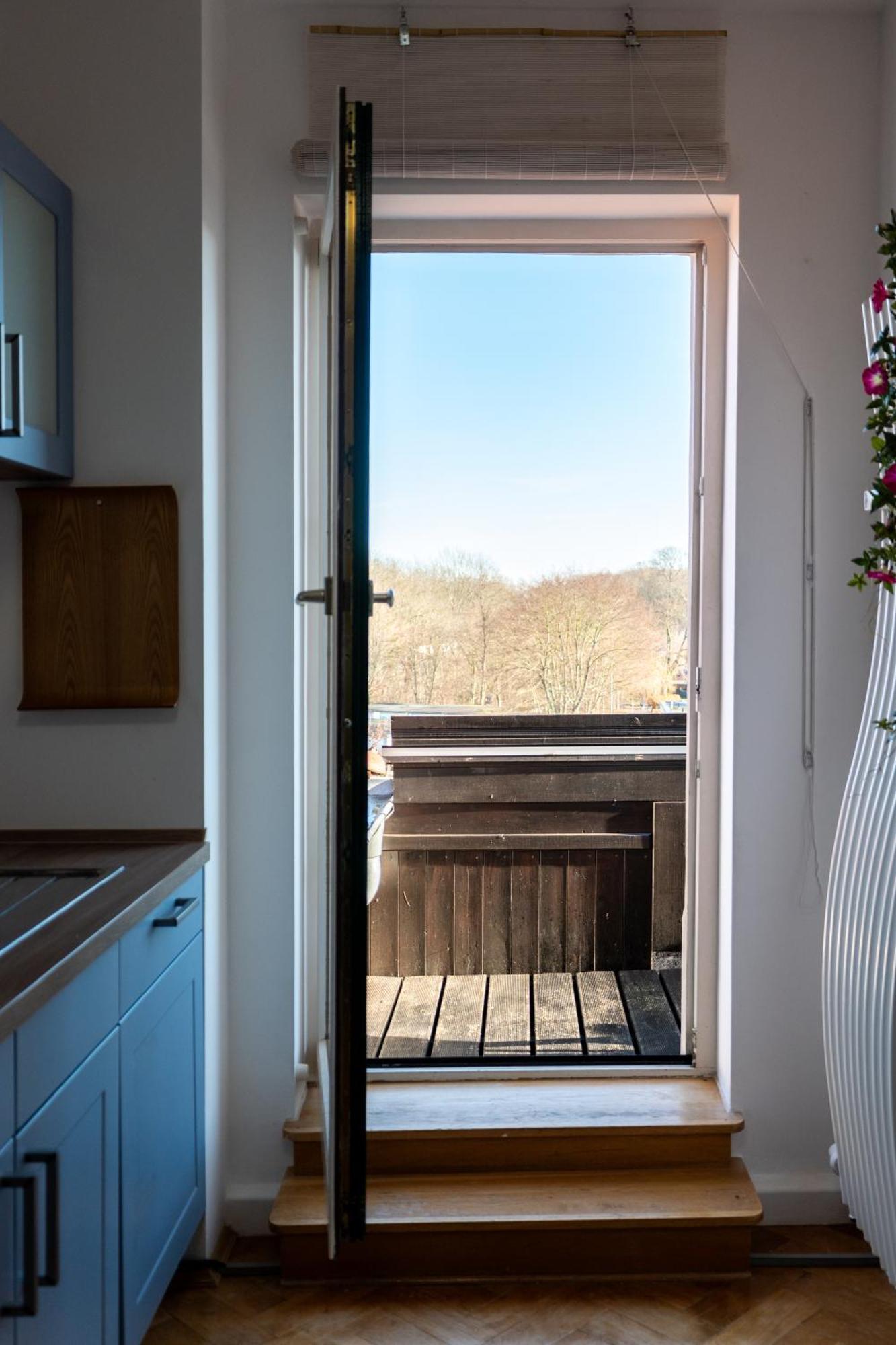 Apartment Doppelhaus- Schleussig , Moderner Altbau Dachetage Mit 2 Schlafzimmern Und Separatem Zusatzzimmer , Parkplatz - Balkon - Kamin - Eicheparkett - Arbeitsplatz Leipzig