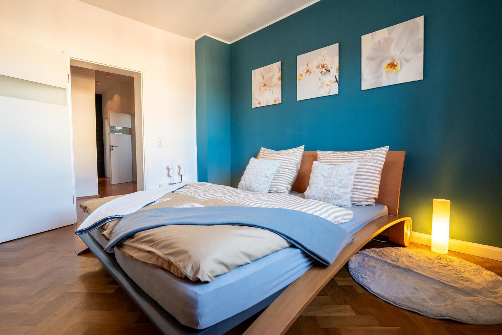 Doppelhaus- Schleussig , Moderner Altbau Dachetage Mit 2 Schlafzimmern Und Separatem Zusatzzimmer , Parkplatz - Balkon - Kamin - Eicheparkett - Arbeitsplatz Leipzig