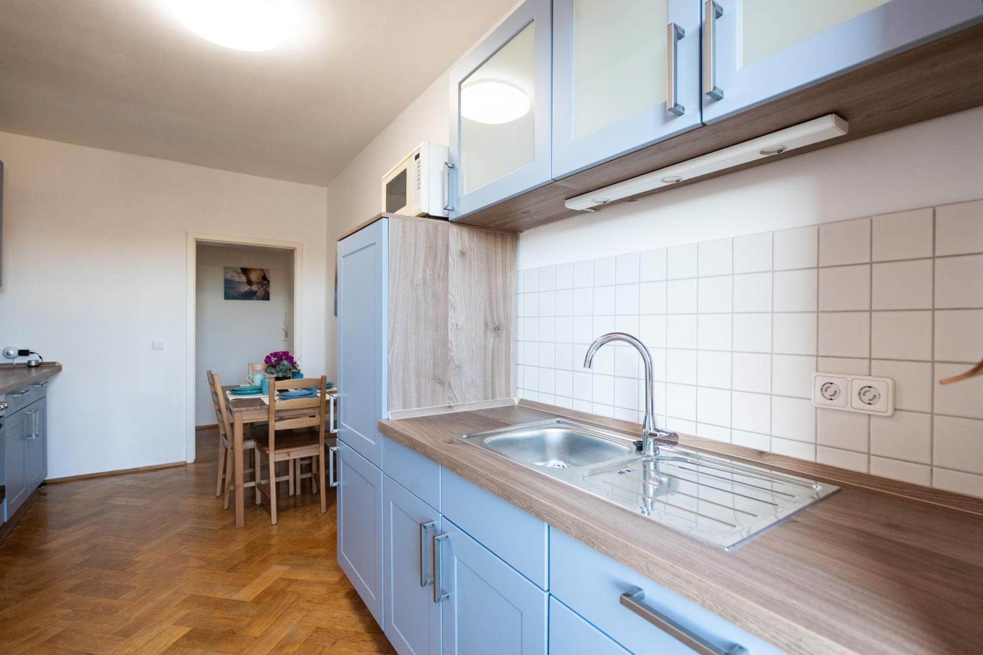 Doppelhaus- Schleussig , Moderner Altbau Dachetage Mit 2 Schlafzimmern Und Separatem Zusatzzimmer , Parkplatz - Balkon - Kamin - Eicheparkett - Arbeitsplatz * Leipzig