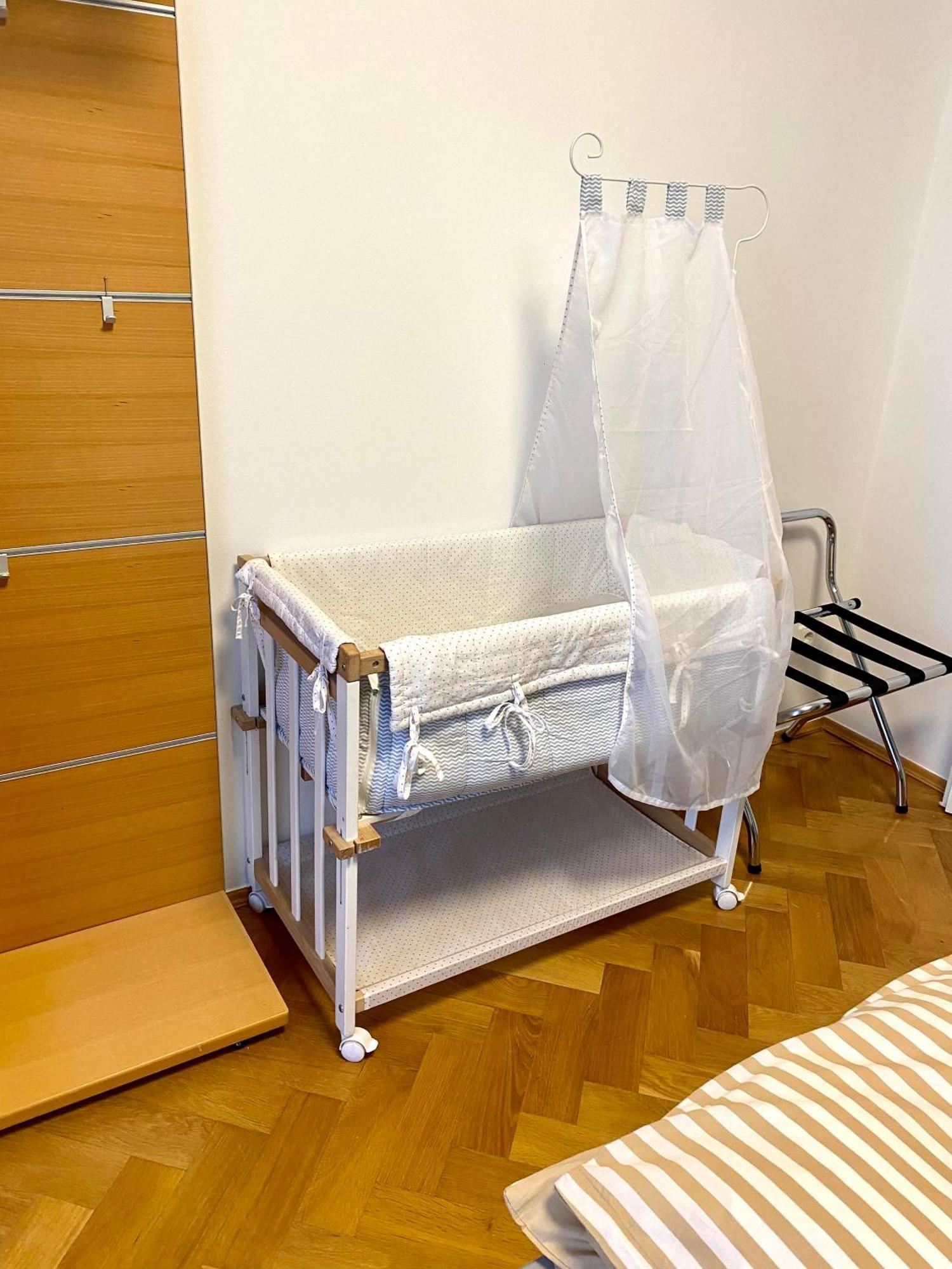 Doppelhaus- Schleussig , Moderner Altbau Dachetage Mit 2 Schlafzimmern Und Separatem Zusatzzimmer , Parkplatz - Balkon - Kamin - Eicheparkett - Arbeitsplatz * Leipzig