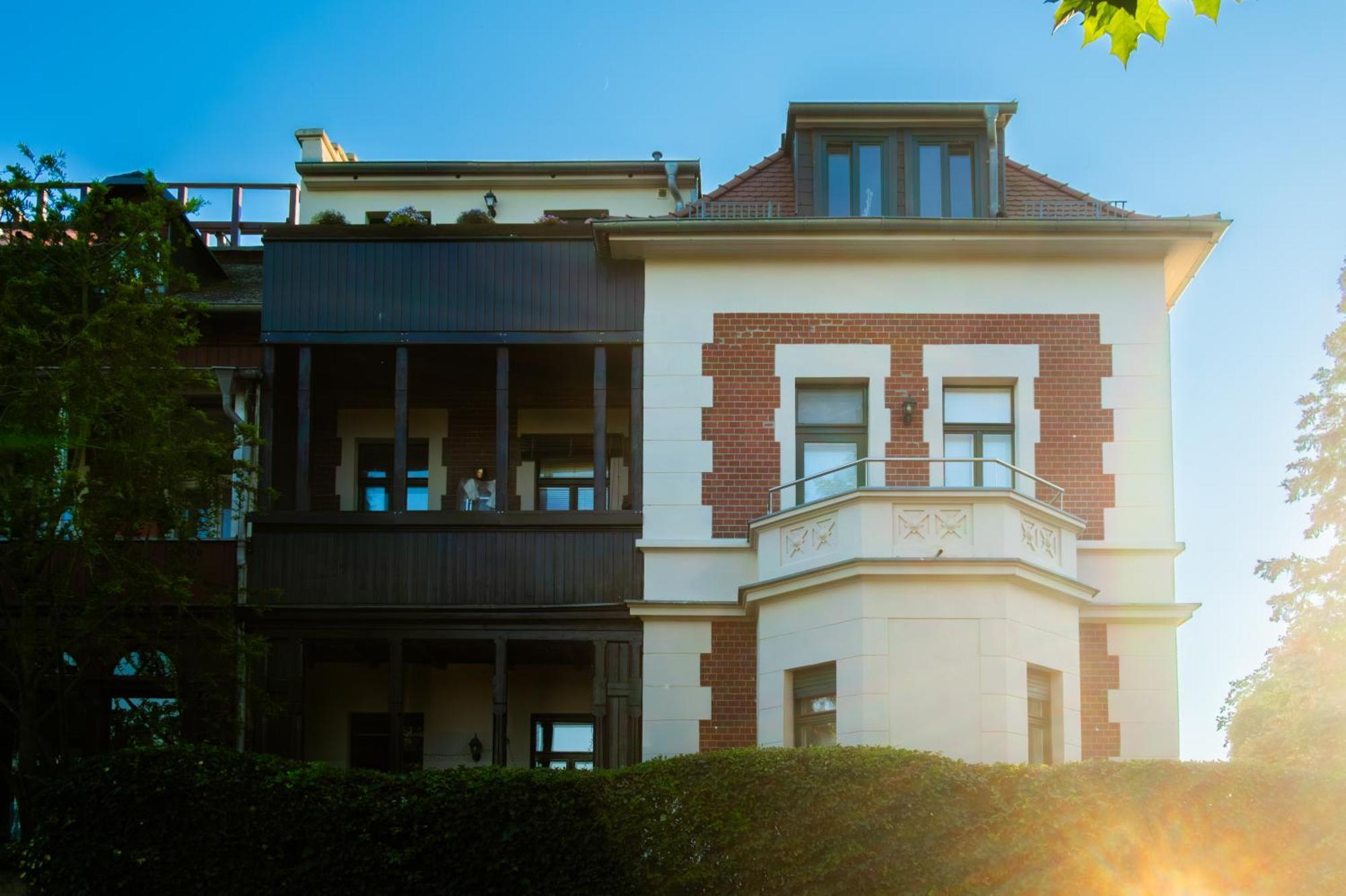 Doppelhaus- Schleussig , Moderner Altbau Dachetage Mit 2 Schlafzimmern Und Separatem Zusatzzimmer , Parkplatz - Balkon - Kamin - Eicheparkett - Arbeitsplatz Leipzig