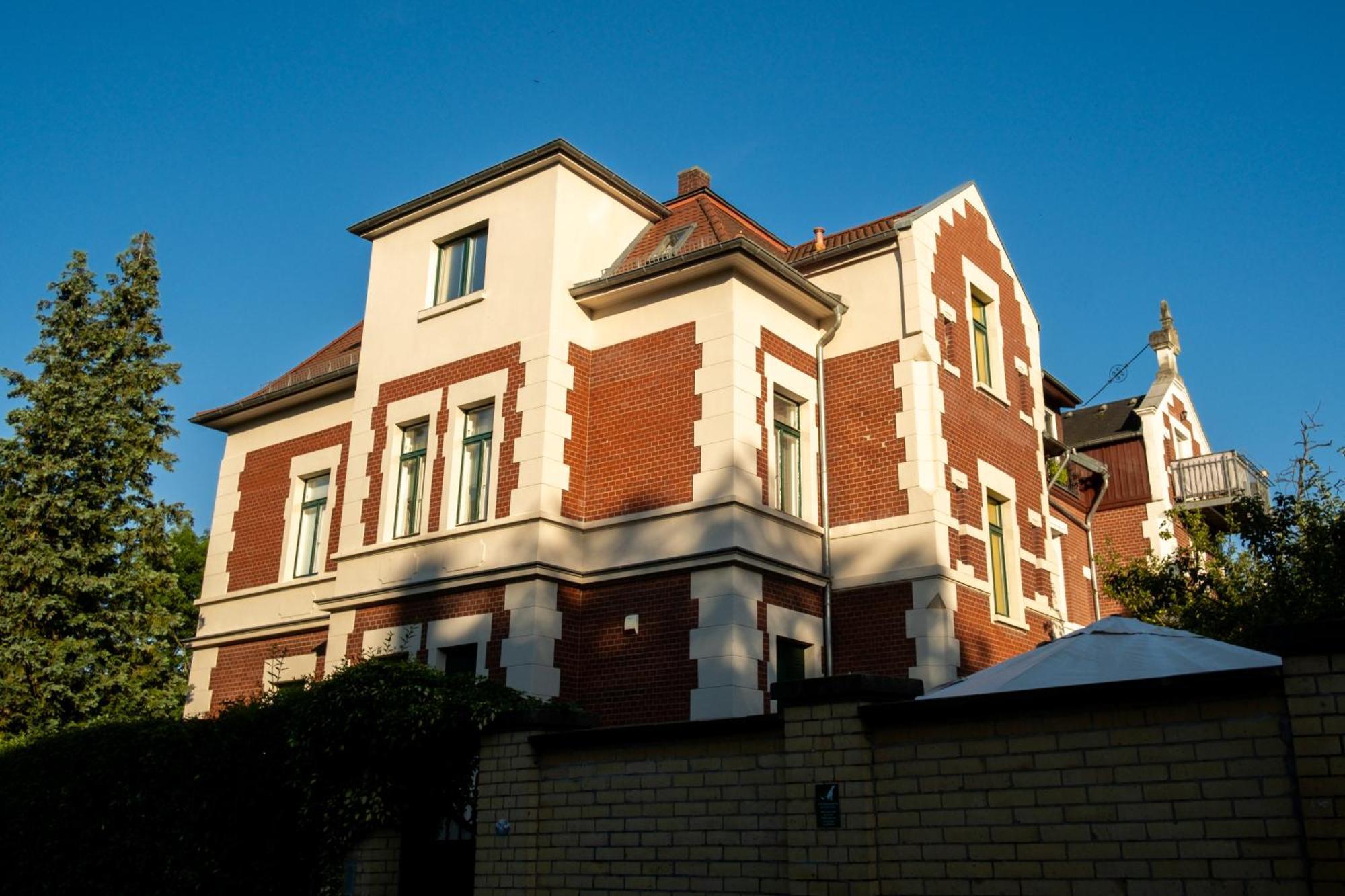 Doppelhaus- Schleussig , Moderner Altbau Dachetage Mit 2 Schlafzimmern Und Separatem Zusatzzimmer , Parkplatz - Balkon - Kamin - Eicheparkett - Arbeitsplatz * Leipzig